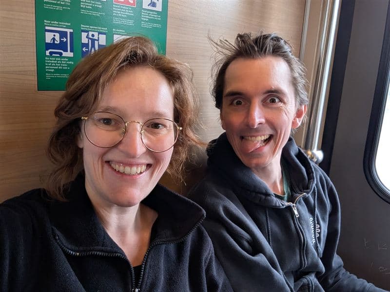 Ylfa and Freek on a train. Freek is pulling a face.